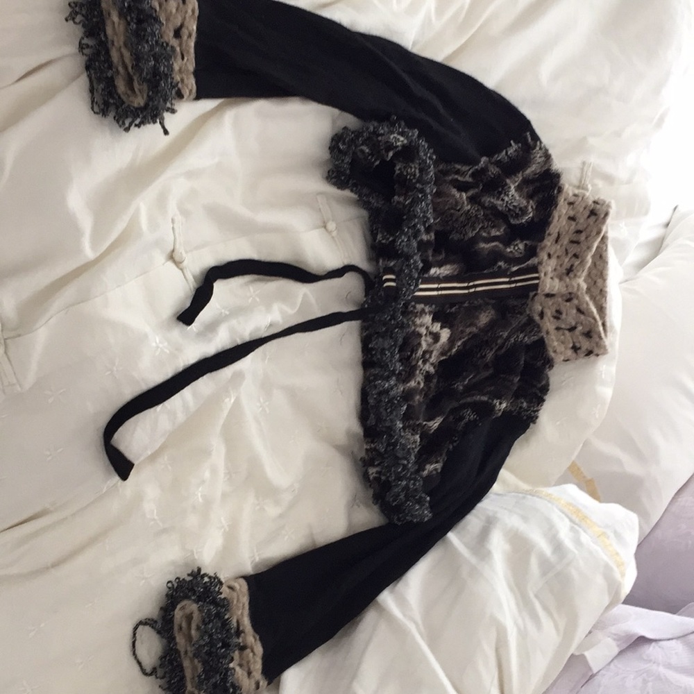 Black cropped sweater with faux fur and wool